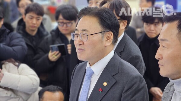 유상임 과학기술정보통신부 장관이 21일 서울 광진구 강변테크노마트에서 휴대폰 판매업자들의 의견을 청취하고 있다. / 사진 = 김용수 기자