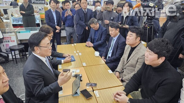 유상임 과학기술정보통신부 장관이 21일 서울 광진구 강변테크노마트에서 단통법 폐지 후 경쟁 촉진 관련 통신3사 임원 및 휴대폰 판매업자들의 의견을 청취하고 있다. / 사진 = 김용수 기자