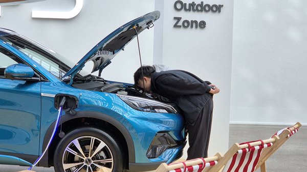 BYD 브랜드 체험관을 찾은 방문객이 전기차 아토3의 PE룸을 들여다보고 있다. / 사진=최동훈 기자