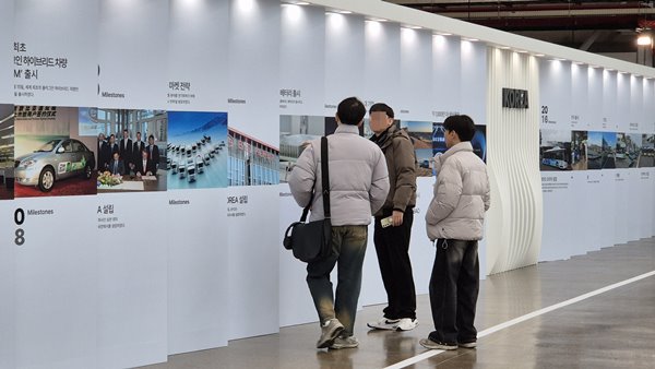 방문객들이 BYD의 연혁을 소개하는 콘텐츠를 살펴보고 있다. / 사진=최동훈 기자