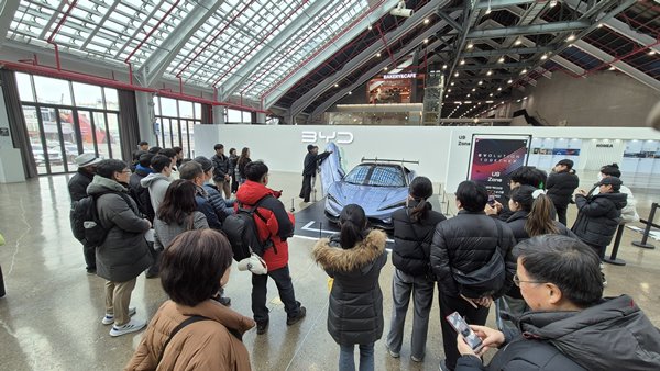 방문객들이 BYD 전기 스포츠카 양왕 U9의 에어 서스펜션 기능을 구경하고 있다. / 사진=최동훈 기자