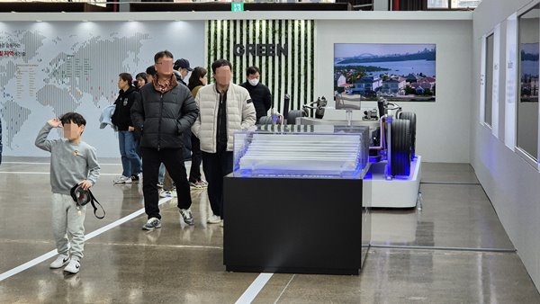 방문객들이 BYD의 블레이드 배터리와 e-플랫폼 3.0을 소개하는 전시물을 관람하고 있다. / 사진=최동훈 기자