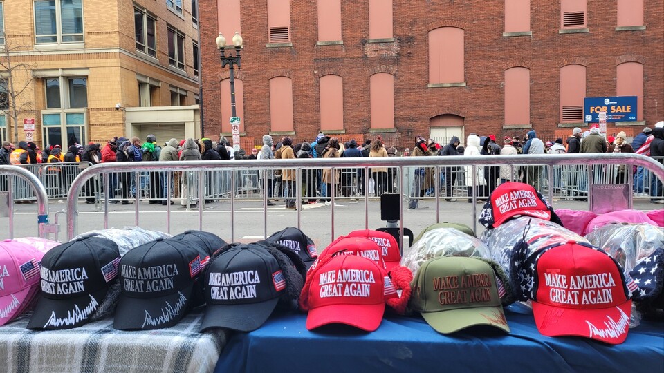 도널드 트럼프 미국 대통령이 취임한 20일(현지시간) 트럼프 지지자들이 미국 워싱턴DC에서 취임식을 생중계하는 '캐피털 원 아레나' 경기장에 입장하려고 줄 서 있다. / 사진=연합뉴스