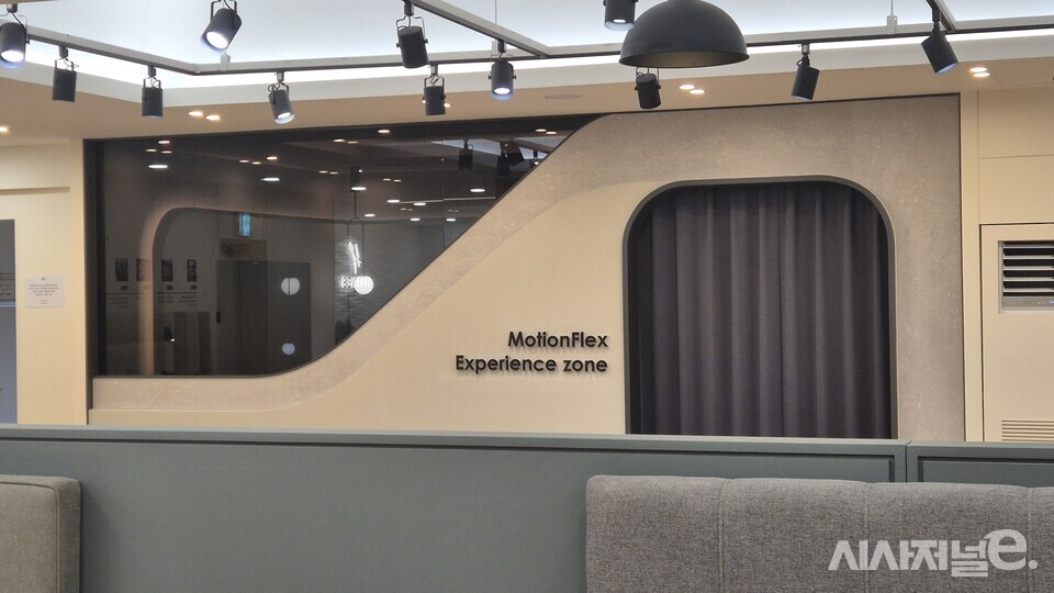 씰리침대 직영점 내부에 모션플렉스 체험존이 있다. / 사진=한다원 기자