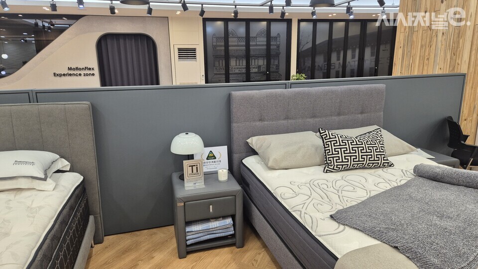 씰리침대 매장 내부에 라돈 인증 표시가 돼있다. / 사진=한다원 기자