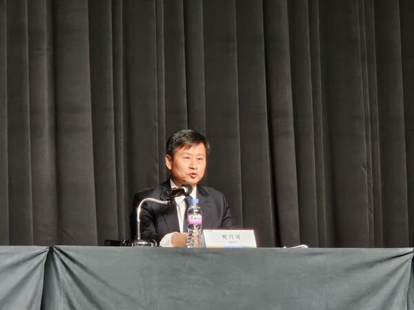 박기덕 고려아연 대표이사가 24일 오후 서울 용산구 그랜드하얏트 서울에서 열린 기자회견에서 임시주총 결과 등 최근 현안과 관련한 경영진의 입장을 설명하고 있다. / 사진=정용석 기자