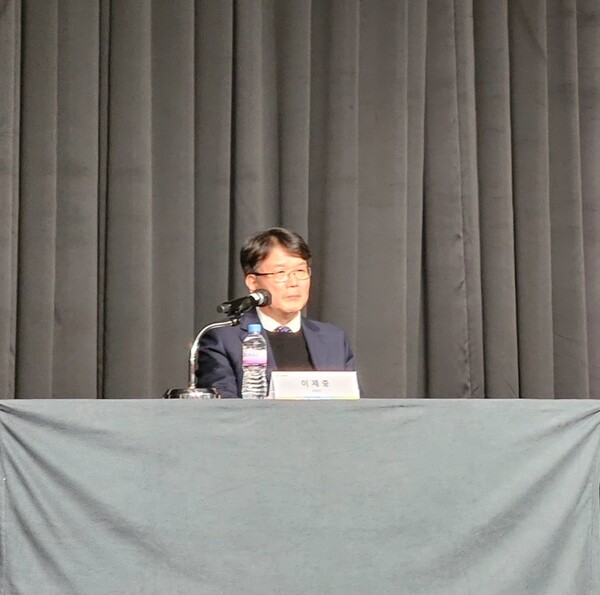 이제중 고려아연 부회장(최고기술책임자)이 24일 오후 서울 용산구 그랜드하얏트 서울에서 열린 기자회견에서 발표하고 있다. / 사진=정용석 기자