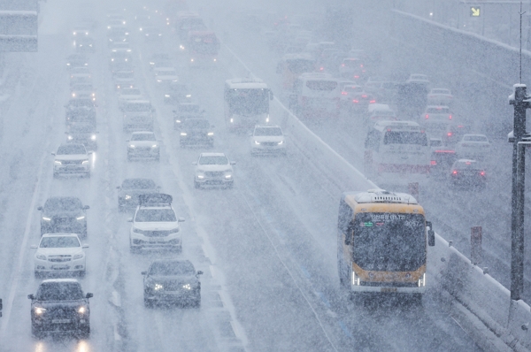 설 전날인 28일 대설 경보가 발효 중인 경기도 용인시 경부고속도로 수원신갈IC 부근에서 차량이 서행하고 있다. / 사진=연합뉴스