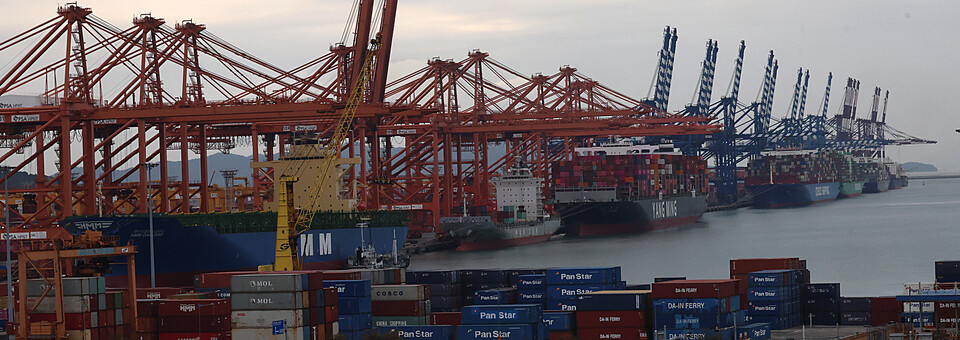 부산신항 줄 이은 컨테이너 운반선. / 사진=연합뉴스