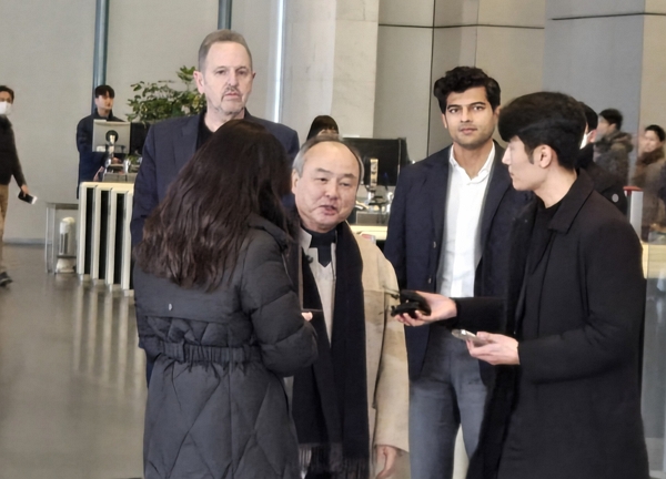 손정의 소프트뱅크그룹 회장이 삼성전자 서초사옥으로 들어서던 중 기자들과 만나 얘기하고 있다。 ／ 사진＝고명훈 기자