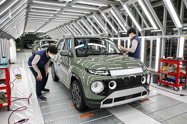 광주글로벌모터스(GGM) 직원들이 공장에서 생산 중인 캐스퍼를 살펴보고 있다. / 사진=광주글로벌모터스