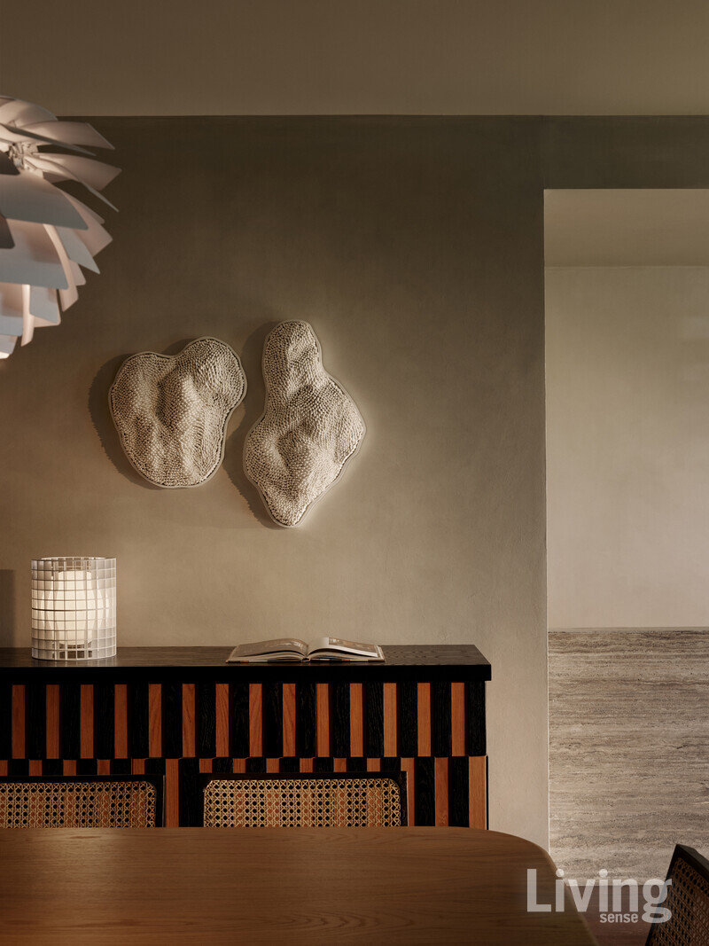 이스케이프프롬소파가 직접 제작한 캐비닛 위 폰타나아르테의 매트릭스 조명과 세빔 카야의 조형적인 작품이 공간을 한층 빛낸다.