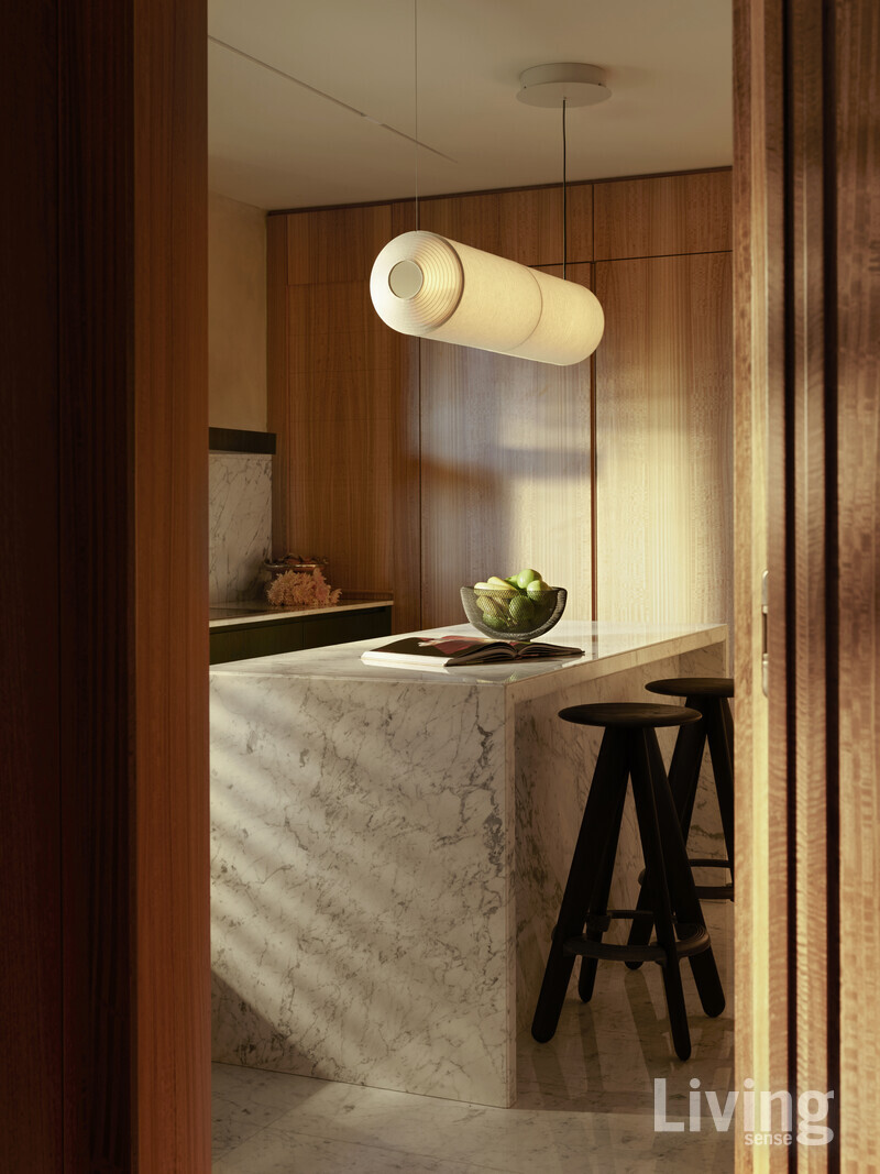 톰 딕슨Tom Dixon의 바 스툴, 비앙코 카라라 주방 가구 위 조명은 테키오 호리즌탈.