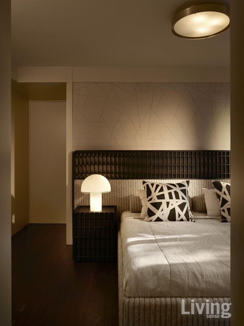 은은한 반짝임이 있는 프랑스의 카사망스Casamance 침구와 미소니 쿠션으로 단조로움을 탈피한 침실.