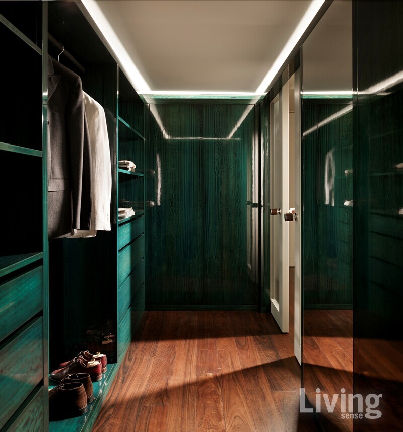유칼립투스로 짜 맞춘 옷장을 짙은 녹색으로 칠해 고전미를 강조했다.