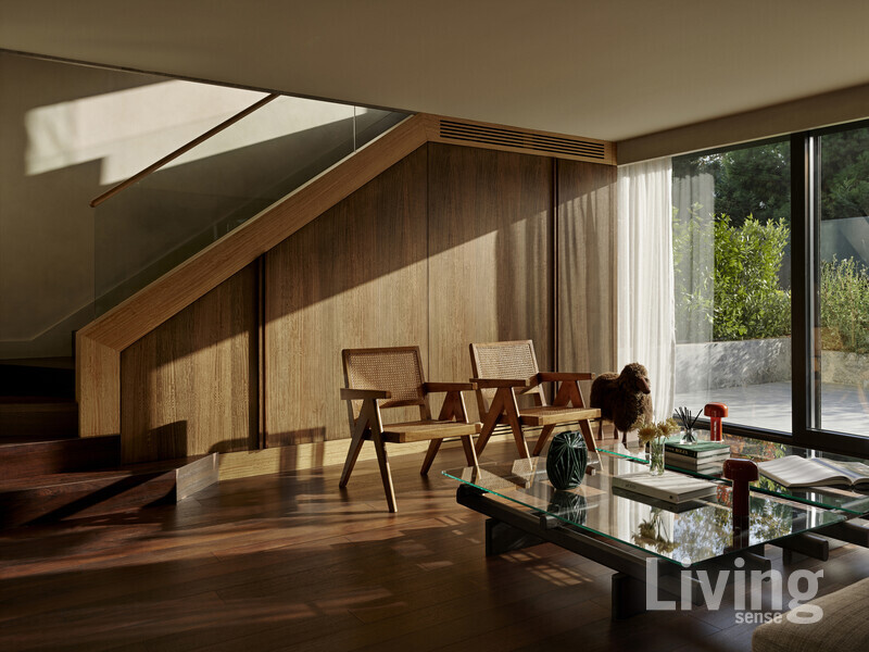 거실은 야외 정원과도 바로 연결돼, 원활한 실내외 생활을 촉진하며 일상 활동의 유연성을 배가한다.