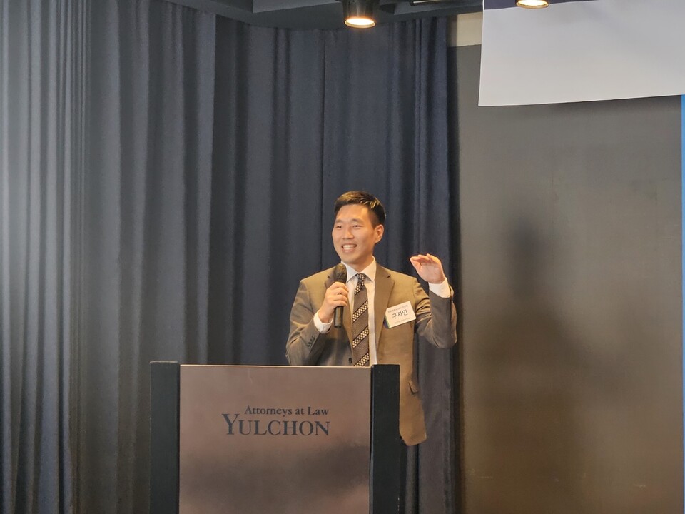 지난달 17일 오후 서울 강남구 법무법인 율촌에서 열린 '트럼프 2.0 배터리 정책 대응 세미나'에서 구자민 커빙턴앤드벌링 로펌 변호사가 강연하고 있다. / 사진=정용석 기자