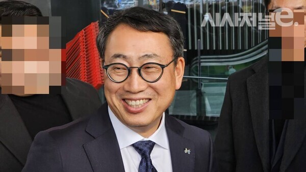 유영상 SK텔레콤 대표이사 사장이 22일 서울 강남구 코엑스에서 열린 '2025년 방송통신인 신년인사회' 참가 후 기자들과 만나 질의응답하고 있다. / 사진 = 김용수 기자