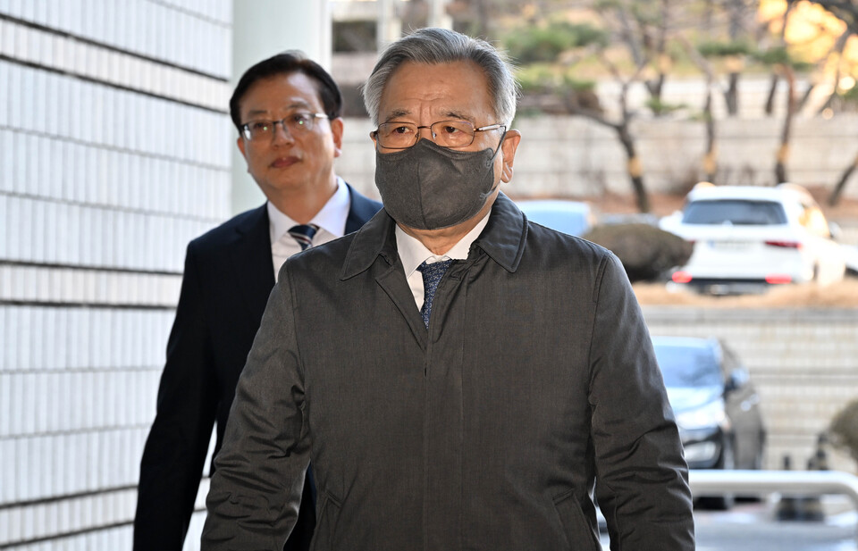 박근혜-최순실' 게이트를 수사한 박영수 전 특별검사가 13일 서울 서초구 서울중앙지법에서 열린 '대장동 50억 클럽' 의혹 관련 1심 선고 공판에 출석하고 있다. / 사진=연합뉴스