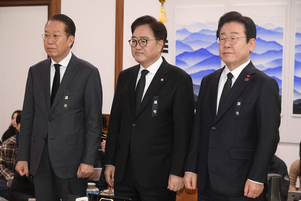 권영세 국민의힘 비상대책위원장(왼쪽부터), 우원식 국회의장, 이재명 더불어민주당 대표가 지난해 12월 31일 국회 의장실에서 회동 전 기념 촬영하고 있다. / 사진=연합뉴스 