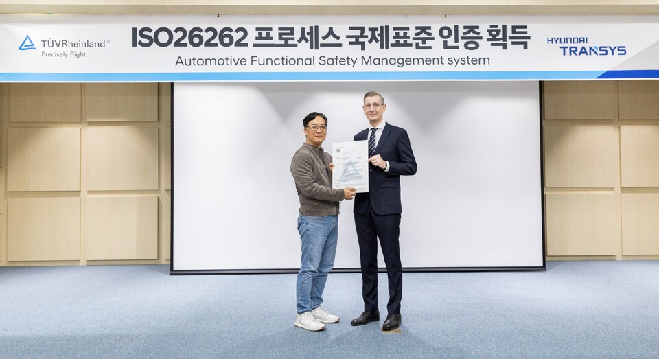현대트랜시스 전동화시스템설계실장 이희라 상무(왼쪽)와 티유브이 라인란드 코리아 프랭크 주트너(Frank Juettner) 대표이사가 ISO 26262 FSM 인증 수여식에서 기념촬영을 하고 있다. / 사진=현대트랜시스