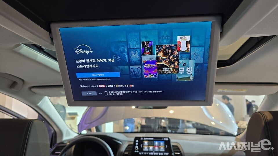 2열 디스플레이를 통해 뒷좌석 아이들이 주행 시 영상을 볼 수 있다. / 사진=박성수 기자