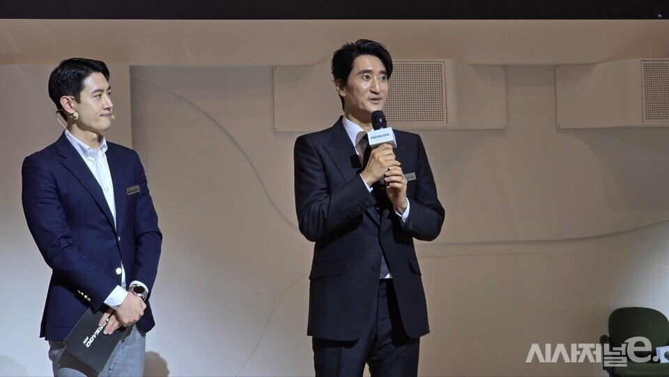 오딧세이 차주인 신현준 배우가 나와 신차를 둘러보고 소감을 말하고 있다. / 사진=박성수 기자