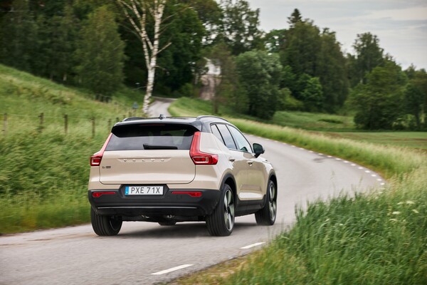 볼보 EX40이 유럽 도로를 주행하고 있다. / 사진=볼보자동차