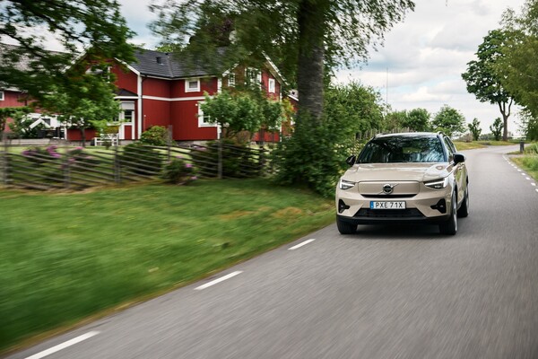 볼보 EX40이 유럽 도로를 주행하고 있다. / 사진=볼보자동차