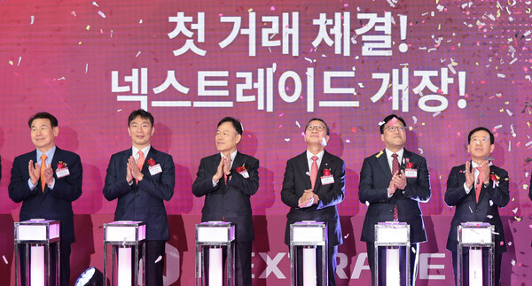 4일 오전 서울 영등포구 여의도 금융투자센터빌딩에서 열린 국내 최초 대체거래소(ATS) '넥스트레이드(NXT)' 개장식에서 주요 내빈들이 개장 기념 세리머니를 하고 있다.왼쪽부터 정은보 한국거래소 이사장, 이복현 금융감독원장, 윤한홍 국회 정무위원회 위원장, 김학수 넥스트레이드 대표, 김병환 금융위원장, 서유석 금융투자협회장.