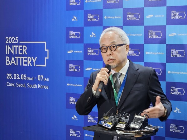 최주선 삼성SDI 대표이사 사장이 5일 서울 강남구 코엑스에서 열린 '인터배터리 2025' 개막 전 도어스태핑(약식 기자회견)에 참석해 취재진의 질문에 답변하고 있다. / 사진=정용석 기자