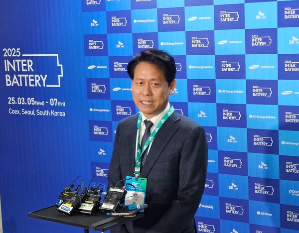 박기수 SK온 R&D 본부장이 5일 서울 강남구 코엑스에서 열린 '인터배터리 2025' 개막 전 도어스태핑(약식 기자회견)에 참석해 취재진의 질문에 답변하고 있다. / 사진=정용석 기자