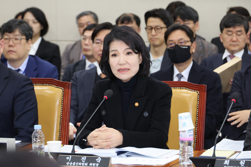 이진숙 방송통신위원장이 5일 서울 여의도 국회 과학기술정보방송통신위원회 회의실에서 열린 전체회의에서 현안질의에 답하고 있다. / 사진 = 연합뉴스