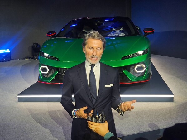 6일 서울 광진구 파이팩토리 스튜디오에서 스테판 윙켈만 람보르기니 회장이 V8 PHEV 슈퍼카 '테메라리오'에 대해 설명하고 있다. / 사진=정용석 기자