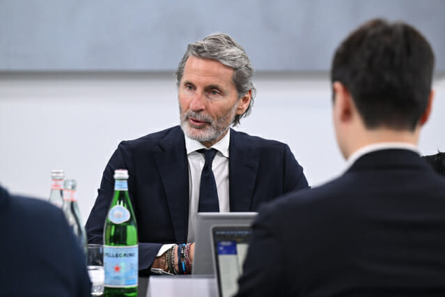 스테판 윙켈만 오토모빌리 람보르기니 회장이 6일 서울 광진구 파이팩토리에서 열린 테메라리오 공개 행사에서 기자들과 인터뷰하는 모습. / 사진=람보르기니