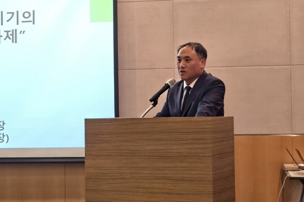 정연승 단국대 경영대학원장 교수(한국경영학회 부회장)가 6일 한국경제인협회(한경협)에서 주최한 '위기의 한국 주력산업, 돌파구는 없는가?' 세미나에서 발표하고 있다. / 사진=고명훈 기자