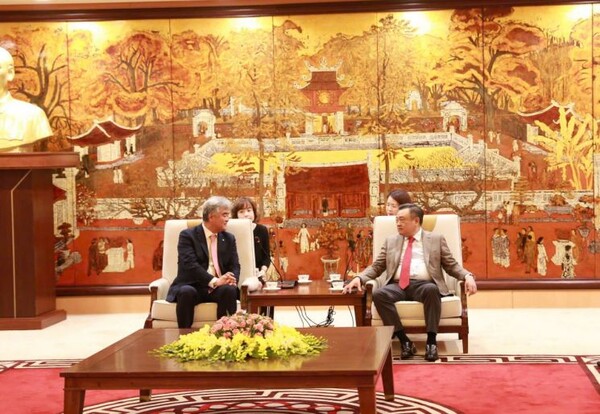 정원주 대우건설 회장(왼쪽)이 지난 4일 베트남 하노이에서 쩐 시 타잉 하노이시 인민위원장을 만나 현지 사업방향에 관해 대화를 나누고 있다. / 사진=대우건설