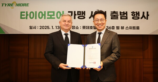 제롬 뱅송 미쉐린코리아 대표(왼쪽)와 김성건 타이어모어 팀장이 지난 1월 13일 서울 중구 롯데호텔에서 개최된 타이어모어 가맹 사업 출범 행사에 참석해 기념 촬영하고 있다. / 사진=미쉐린 코리아