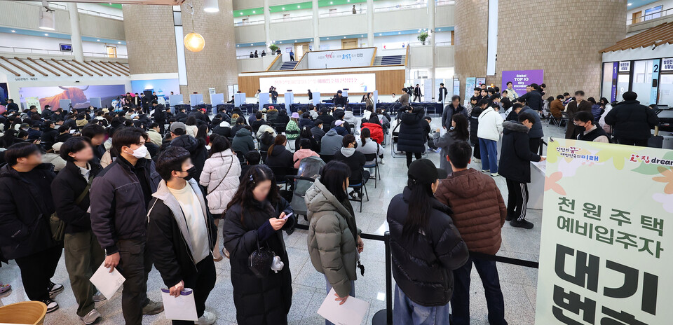 6일 인천시청 중앙홀에 마련된 천원주택 접수처에서 예비 입주자들이 신청 접수를 하고 있는 모습 / 사진=연합뉴스