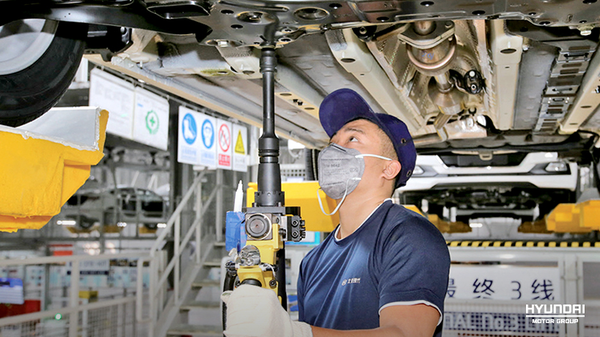 현대자동차 중국 창저우 공장 직원이 완성차 조립 작업을 수행하고 있다. 현대모비스는 같은 지역에 구축한 공장에서 부품을 생산해 현대차 공장으로 공급했다. / 사진=현대자동차