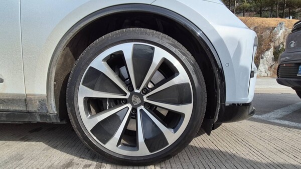 마칸 일렉트릭 터보에 장착된 콘티넨탈 타이어. / 사진=최동훈 기자