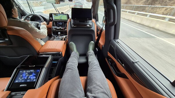 렉서스 LX 700h VIP 트림의 2열에서 무중력 시트를 활성화 시키면 등받이가 뒤로 젖혀지고 1열 동승석 후면에 장착된 발판을 펼쳐 누운 듯한 자세를 취할 수 있다. / 사진=최동훈 기자