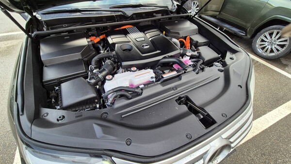 렉서스 LX 700h의 엔진룸 전경. / 사진=최동훈 기자