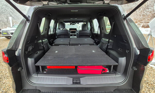 LX 700h 7인승 모델의 2열, 3열 등받이를 앞으로 접은 후 확보한 실내공간. LX 700h의 적재용량은 트렁크 204ℓ, 뒷자리 폴딩시 1767ℓ에 달한다. / 사진=최동훈 기자