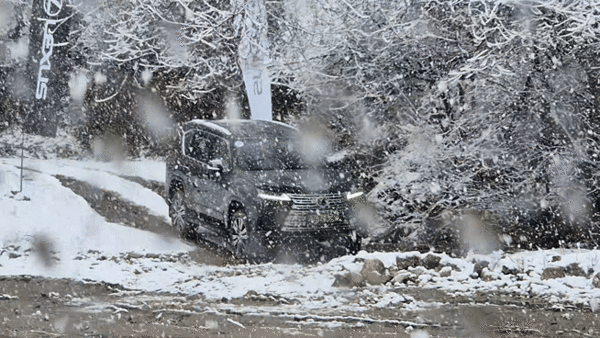 LX 700h 오버트레일 트림이 진흙길을 통과하고 있다. / 영상=최동훈 기자