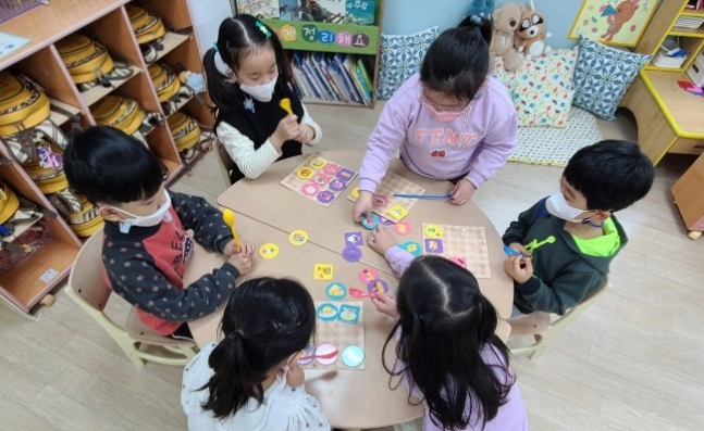 서울 마포구 한 어린이집에서 아이들이 놀이를 하고 있다./서울시 제공
