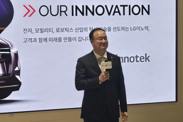 문혁수 LG이노텍 대표가 24일 마곡 본사에서 개최한 제49기 주주총회를 마치고 기자들과 질의응답 시간을 가졌다. / 사진=고명훈 기자