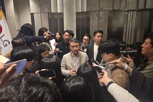 조주완 LG전자 대표이사 사장이 25일 여의도에서 열린 제23기 주주총회를 마치고 기자들과 만나 얘기하고 있다. / 사진=고명훈 기자