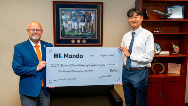 이윤행 HL클레무브 부사장(오른쪽)이 HL만도 부사장 재직 중이던 작년 8월 5일(현지시간) 미국 앨라배마주에 위치한 미국 오번대에서 공과대학 및 기계공학과 인재 양성을 위한 공식수표 전달식을 가진 후 기념촬영을 하고 있다. / 사진=미국 오번대