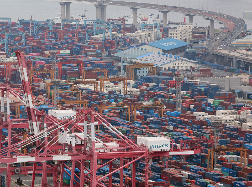 2일 오후 국내 최대 무역항인 부산항 감만·신감만 부두에서 컨테이너 선적 및 하역작업이 진행되고 있다. / 사진=연합뉴스